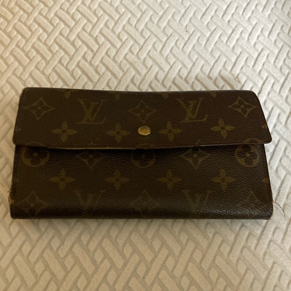 Authentic Louis Vuitton Wallet from the early 2002s